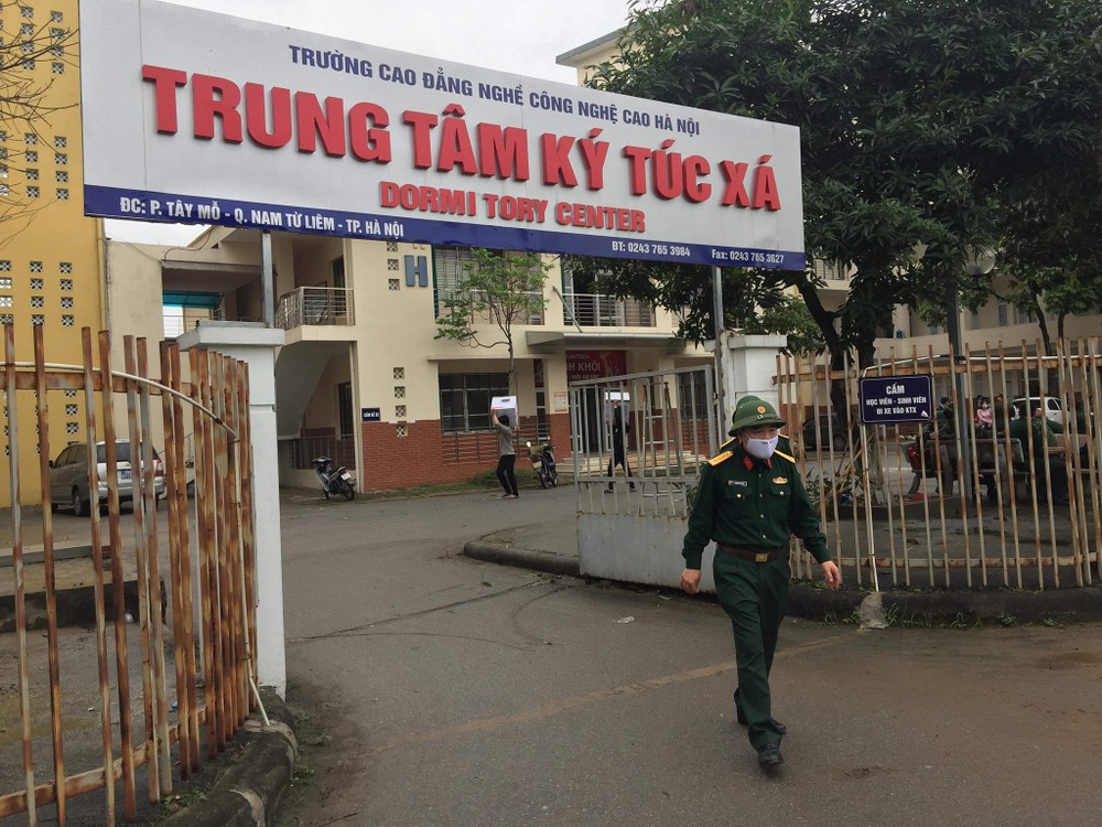 Ngày 19/3, Công an quận Hoàng Mai và Công an quận Nam Từ Liêm (Hà Nội) đã triển khai các phương án bảo vệ, bảo đảm an ninh trật tự tại 2 khu vực đón người cách ly để theo theo dõi diễn biến  dịch Covid-19 tại tòa nhà A1 khu nhà ở học sinh, sinh viên Pháp Vân - Tứ Hiệp (quận Hoàng Mai) và Ký túc xá Trường Cao đẳng nghề Công nghệ cao Hà Nội tại phường Tây Mỗ (quận Nam Từ Liêm).