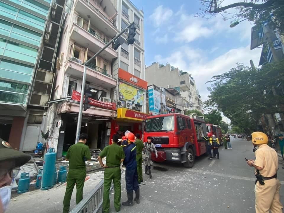 Theo thông tin ban đầu vụ  nổ bình ga nứt nhà 5 tầng ở Hà Nội khiến 3 người bị thương xảy ra vào khoảng 15h30 ngày 11/5. Địa điểm vụ nổ bình ga đã xảy ra tại một nhà hàng Gà rán Bonchon 32 Cửa Nam thuộc phường Cửa Nam, quận Hoàn Kiếm. Hà Nội. 