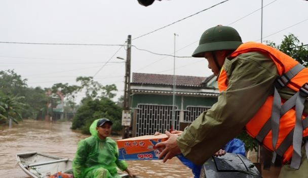 Tâm lũ Cẩm Duệ, Cẩm Xuyên, Hà Tĩnh qua hơn 3 ngày bị nhấn chìm trong biển nước hiện vẫn ngập sâu. Để tiếp cận thôn Phan Chu Trinh - xã Cẩm Duệ, đoàn công tác của huyện Cẩm Xuyên phải sử dụng ca nô chuyên dụng của lực lượng công an. (Ảnh: Báo Hà Tĩnh).