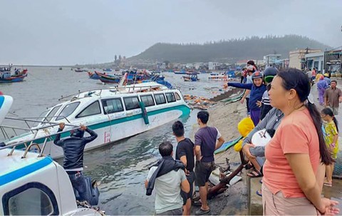 Sau khi bão số 9 đi qua, Rất nhiều tàu thuyền tại huyện Lý Sơn, tỉnh Quảng Ngãi bị sóng lớn đánh chìm. Ảnh: Công an TP HCM