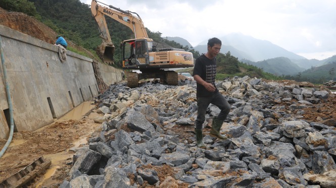 Trong vòng một tháng qua, trên địa bàn các tỉnh miền Trung xảy ra các đợt mưa, bão lớn, lịch sử đã làm nhiều vị trí công trình giao thông bị sạt lở nghiêm trọng, chia cắt nhiều khu vực.