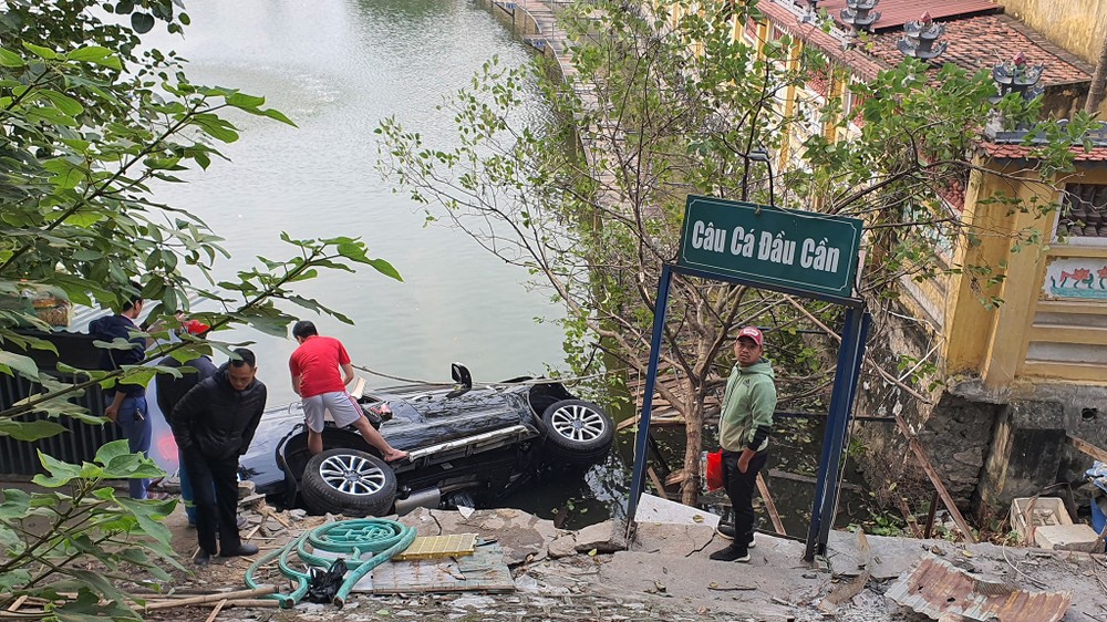 Theo thông tin ban đầu, vụ  ô tô bất ngờ lao xuống hồ xảy ra vào sáng 10/12, một ô tô 7 chỗ biển số 30G di chuyển trên phố Từ Hoa theo hướng đi Âu Cơ. 