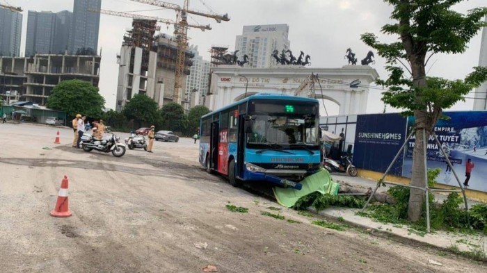 Theo ghi nhận tại hiện trường vụ tai nạn  xe buýt đâm tử vong người đi bộ trên vỉa hè (trước cổng khu đô thị Ciputra, Bắc Từ Liêm, Hà Nội) đến gần 11h ngày 8/4, lực lượng cứu hộ đã chuyển chiếc xe gây tai nạn khỏi hiện trường.