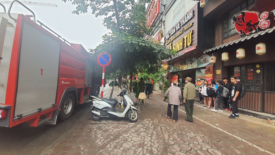 Theo thông tin ban đầu, vụ  cháy quán bún chả Sinh Từ xảy ra vào khoảng 8h10 ngày 15/4 tại khu phía sau quán bún chả Sinh Từ số 48 đường Trần Thái Tông (Dịch Vọng Hậu, Cầu Giấy, Hà Nội).