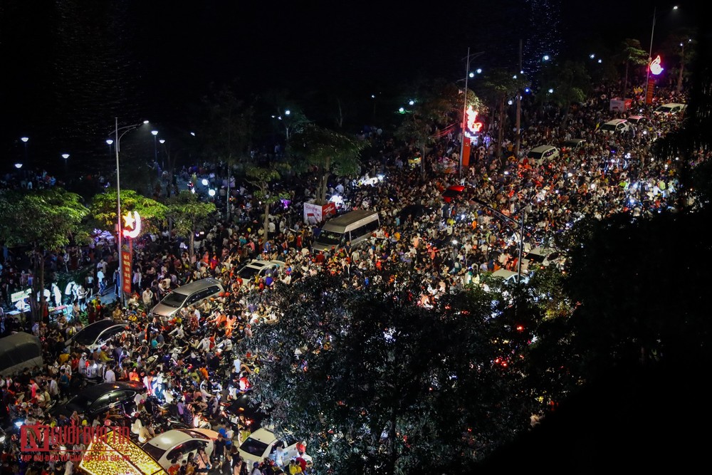 Năm nay, Văn phòng Chính phủ cũng đã có công văn về việc đồng ý cho tỉnh Phú Thọ tổ chức một điểm bắn pháo hoa tầm cao với thời lượng không quá 15 phút tại hồ công viên Văn Lang, thành phố Việt Trì tối 20/4. (Ảnh: Người Đưa tin) 