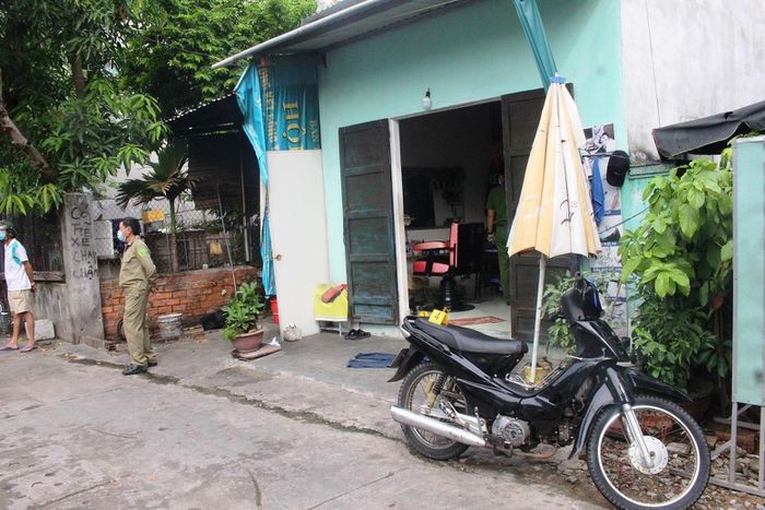  Vợ ném kéo trúng ngực khiến chồng tử vong: Trưa 6/7, ông Đào Ngọc Đ. (48 tuổi) mâu thuẫn với vợ là bà Võ Thị Phương (46 tuổi; cùng ngụ phường An Mỹ, TP Tam Kỳ, Quảng Nam). Trong lúc cãi nhau, bà Phương đã dùng cây kéo ném trúng ngực ông Đ. Cây kéo găm sâu vào lồng ngực khiến ông Đ. bị thương và được người dân đưa đi cấp cứu tại bệnh viện, tuy nhiên do vết thương quá nặng khiến ông Đ. tử vong.