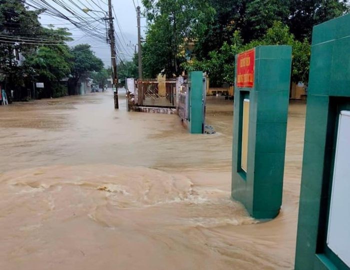 Sáng 30/11, Văn phòng ban chỉ huy Phòng chống thiên tai và tìm kiếm cứu nạn tỉnh Bình Định, cho biết,  mưa lũ đã làm một người chết. Nạn nhân là bà Đinh Thị Đát (SN 1956, ở thôn 3 xã An Dũng, huyện An Lão) đi làm rẫy qua vùng nước chảy xiết bị nước cuốn trôi. Lực lượng địa phương đã tìm thấy thi thể bà Đát chiều 29/11. (Ảnh: Vietnamnet)