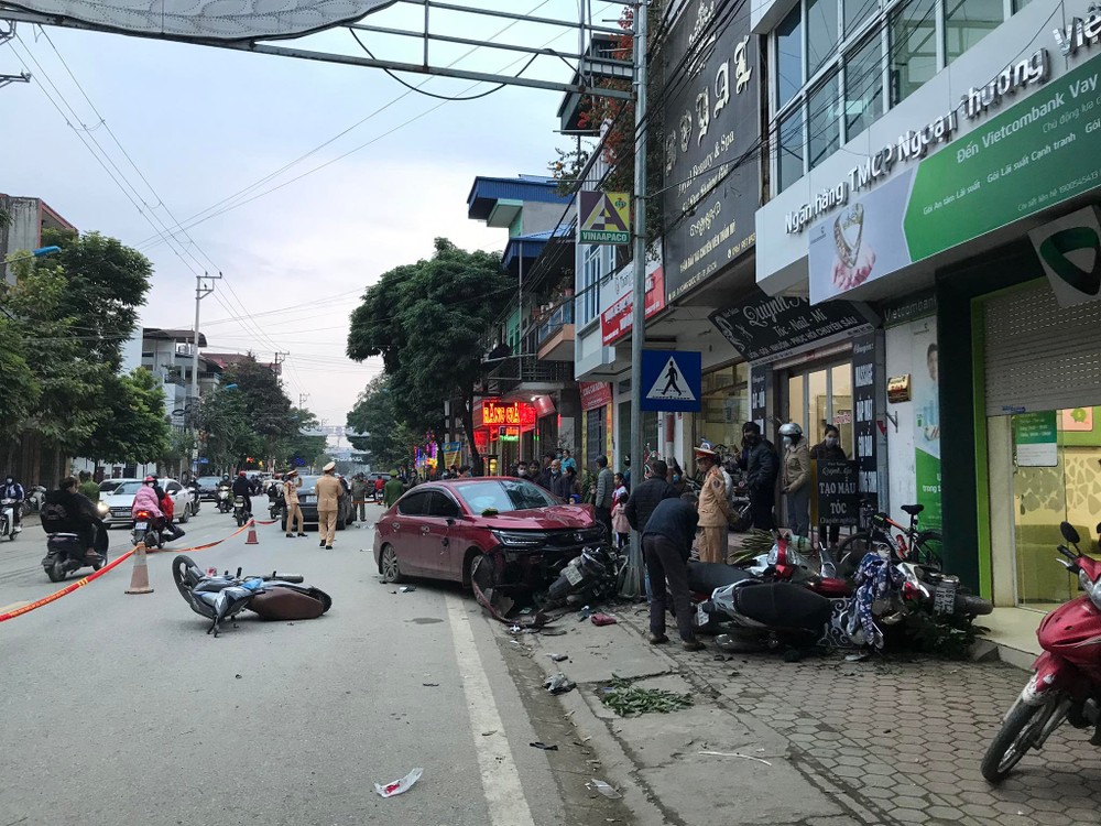 Ngày 14/12, Công an thành phố Lào Cai cho biết đang điều tra vụ ô tô tông liên hoàn, 7 chiếc xe máy hư hỏng xảy ra vào chiều 13/12, tại đường Hoàng Quốc Việt, tổ 1, phường Bắc Lệnh, thành phố Lào Cai, tỉnh Lào Cai. 