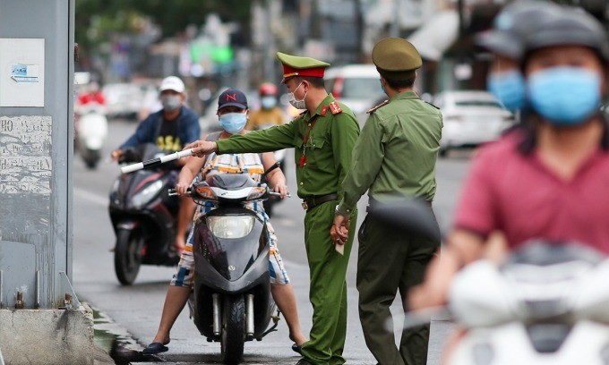  Không đội mũ bảo hiểm hoặc đội mũ bảo hiểm nhưng không cài quai đúng quy cách: Mức phạt cũ 200-300 nghìn đồng. Mức phạt mới 400-600 nghìn đồng.