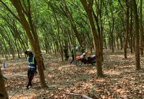  Người phụ nữ trùm kín đầu, nằm chết trong lô cao su: Trưa 19/3, trong lúc vào lô cao su thuộc xã Long Đức (huyện Long Thành, Đồng Nai) làm việc, người dân phát hiện một thi thể nữ giới bị trùm đầu, nằm úp dưới đất cùng đồ dùng cá nhân bên cạnh. Qua khám nghiệm, công an xác định nạn nhân là nữ, khoảng 30 tuổi, ngụ TP Biên Hòa, tạm trú huyện Long Thành. 