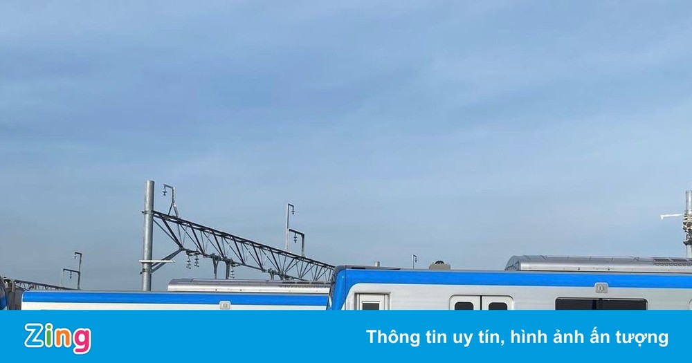 Tàu metro số 1 ở TP.HCM bị vẽ bậy