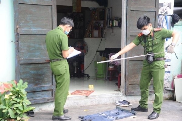  Cãi nhau, vợ 'phi' kéo khiến chồng tử vong tại chỗ: Trong lúc nóng giận, Nguyễn Thị Nhung (SN 1974, ngụ huyện Bình Chánh, TP HCM) đã ném chiếc kéo trúng vùng cổ khiến người chồng là ông N.P.T. khiến nạn nhân tử vong tại chỗ. Ngày 29/6, Công an huyện Bình Chánh thực hiện giữ người trong trường hợp khẩn cấp đối với bà Nhung để điều tra, làm rõ. 