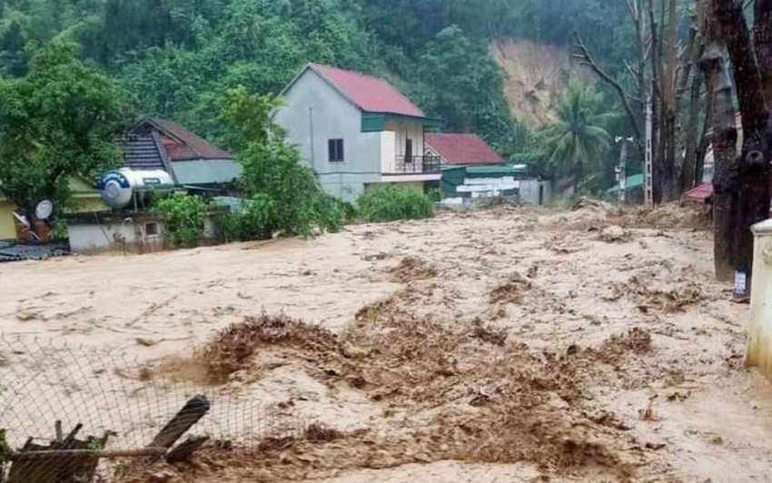 Sáng 2/10, lãnh đạo UBND huyện Kỳ Sơn, Nghệ An cho biết, trận mưa lũ kinh hoàng, cường độ mạnh diễn ra nhanh và gây thiệt hại khá nặng nề cho địa phương. (Ảnh: Pháp luật TP HCM) 