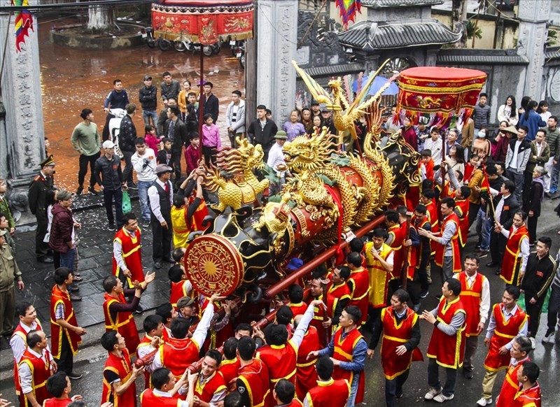  Hội rước pháo làng Đồng Kỵ, Bắc Ninh: Hội pháo làng Đồng Kỵ (Từ Sơn, Bắc Ninh) được ghi tên trong danh sách Di sản văn hóa phi vật thể quốc gia. Đây được coi là lễ hội được tổ chức sớm nhất trong năm, thường khai hội vào ngày mùng 4 tháng Giêng để tưởng nhớ ngày Thánh Thiên Cương - vị tướng sau này được dân tôn thờ làm thành hoàng làng, điều quân đi đánh giặc. (Ảnh: Người lao động)