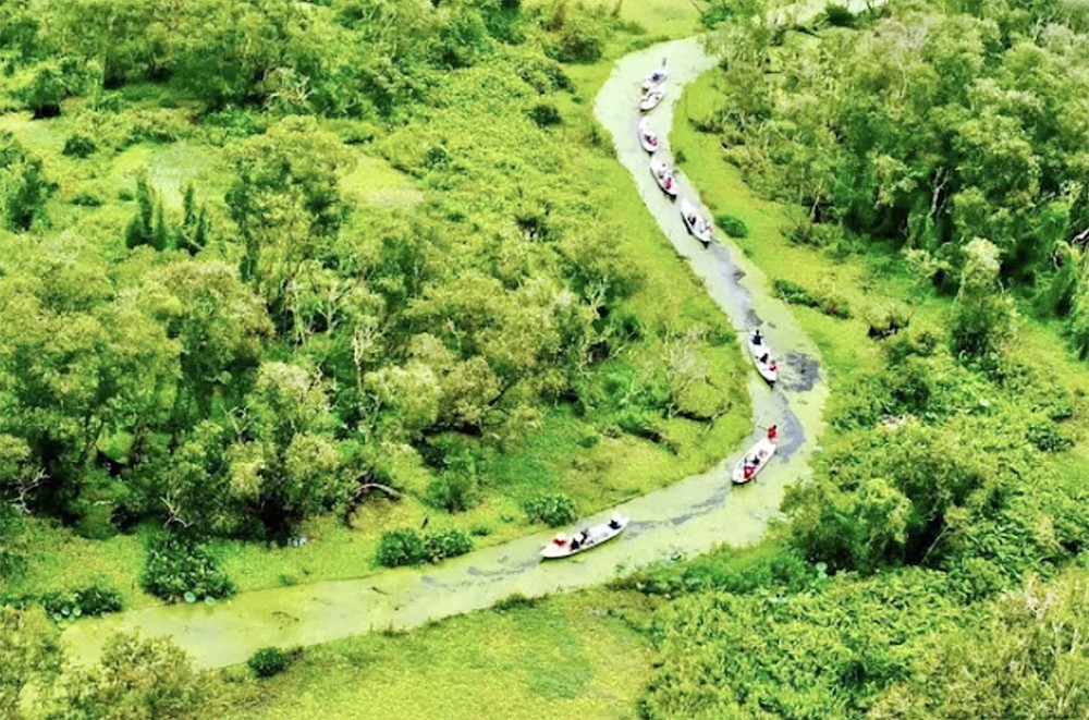 Rừng tràm Trà Sư thuộc xã Văn Giáo, huyện Tịnh Biên (tỉnh An Giang), cách TP Châu Đốc gần 30km, cách TP Long Xuyên hơn 60km và nằm ngay gần khu vực biên giới Việt Nam – Campuchia. Tổng diện tích rừng lên tới 850ha, là mô hình hệ sinh thái điển hình vùng nước phía Tây sông Hậu.