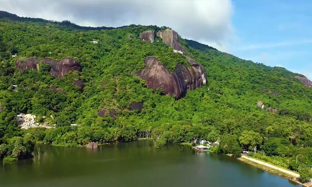 Núi Cô Tô, hay còn gọi là Phụng Hoàng Sơn, cao 614m, là một trong bảy núi lớn thuộc dãy Thất Sơn (vùng Bảy Núi), thuộc huyện Tri Tôn, tỉnh An Giang. Đây là một địa điểm chưa được khai phá và rất ít người biết đến, là đỉnh Điện Chuông. Nơi đây có những tảng đá phát ra âm thanh như tiếng chuông ngân khi gõ vào.  