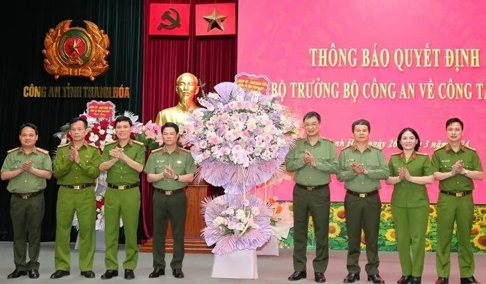 Chiều 26/3, thừa ủy quyền của Bộ trưởng Bộ Công an, đại diện lãnh đạo Công an tỉnh Thanh Hóa đã thông báo quyết định của Bộ trưởng Bộ Công an về việc điều động, bổ nhiệm Đại tá Nguyễn Hữu Mạnh - Phó Giám đốc Công an tỉnh Thanh Hóa, đến nhận công tác và giữ chức vụ Giám đốc Công an tỉnh Nam Định, kể từ ngày 1/4. 