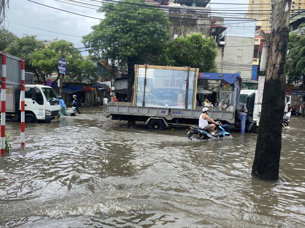 Những trận mưa lớn kéo dài suốt ngày hôm qua đã khiến nhiều tuyến phố ở Hà Nội bị ngập sâu. 