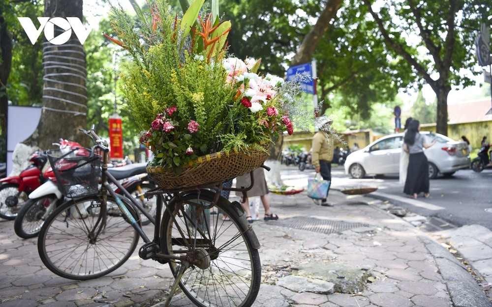 Mỗi khi Hà Nội vào thu, các phố phường bỗng trở nên dịu dàng, nên thơ, hữu tình đến lạ. Một cảm giác xao xuyến, bâng khuâng khi dạo bước trên đường trong tiết trời thu.