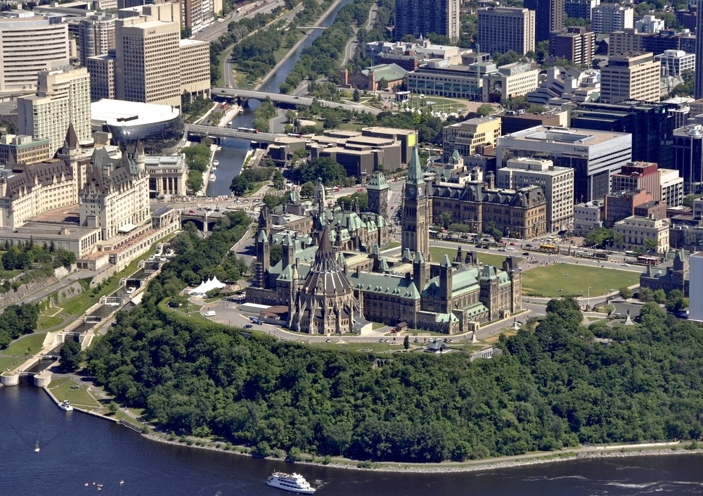 Với chiều dài 202km, kéo dài từ thủ đô Ottawa đến cảng Kingston trên hồ Ontario ở phía Nam Canada,  kênh đào Rideau là một trong những con kênh đào nổi tiếng nhất thế giới.