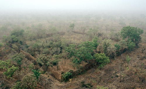 Nằm ở phía Tây của đất nước Burkina Faso,  khu phế tích Loropeni là một địa điểm lịch sử ẩn chứa nhiều bí ẩn của lục địa châu Phi.