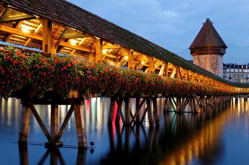 Cây cầu Chapel dài 240 mét, bắc qua con sông Reuss của thành phố Lucerne, ở miền trung Switzerland (Thụy Sỹ) là  cây cầu gỗ cổ xưa nhất châu Âu và cũng là một trong những điểm du lịch hấp dẫn chính của Thụy Sỹ.