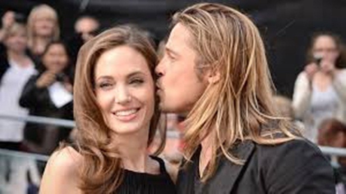 Angelina Jolie và Brad Pitt. Chuyện tình đẹp như mơ của cặp đôi vàng Hollywood đi đến đâu cũng được ca tụng. Cặp đôi tuyệt vời đến nỗi, người hâm mộ ghép thành tên Brangelina như một thuật ngữ hiển nhiên thể hiện tình yêu bất diệt. Ảnh: Mirror.