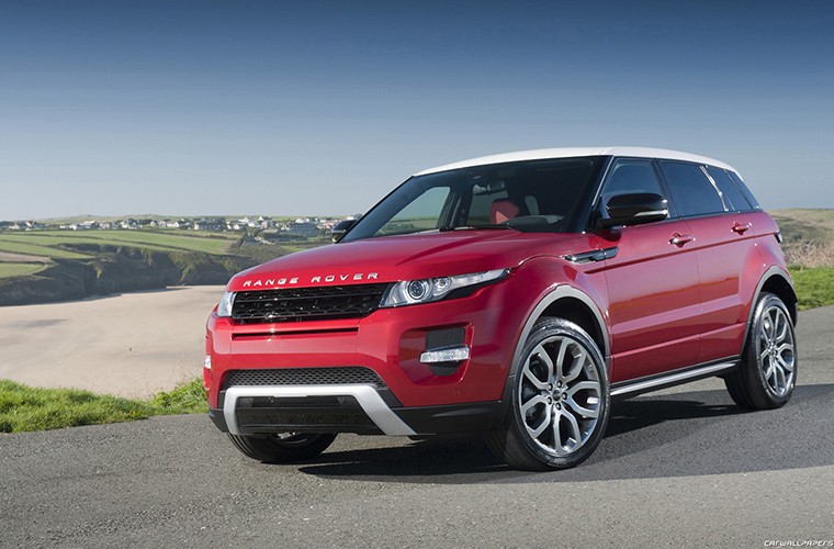  Range Rover Evoque Dynamic 2011 (70.000 USD): Range Rover Evoque Dynamic có nội thất tuyệt vời, bao gồm những vật liệu tốt và cách phối màu đầy tính thẩm mỹ. Bạn sẽ nhìn thấy vật liệu mềm, những đường chỉ khâu tay và nhôm trang trí cao cấp.