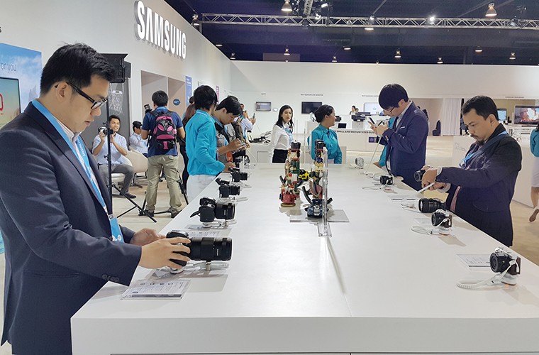  Samsung NX500 là mẫu máy ảnh không gương lật, chính thức được giới thiệu tại triển lãm SEA Forums, tổ chức vào ngày 12/02 vừa qua tại Bangkok, Thái Lan.