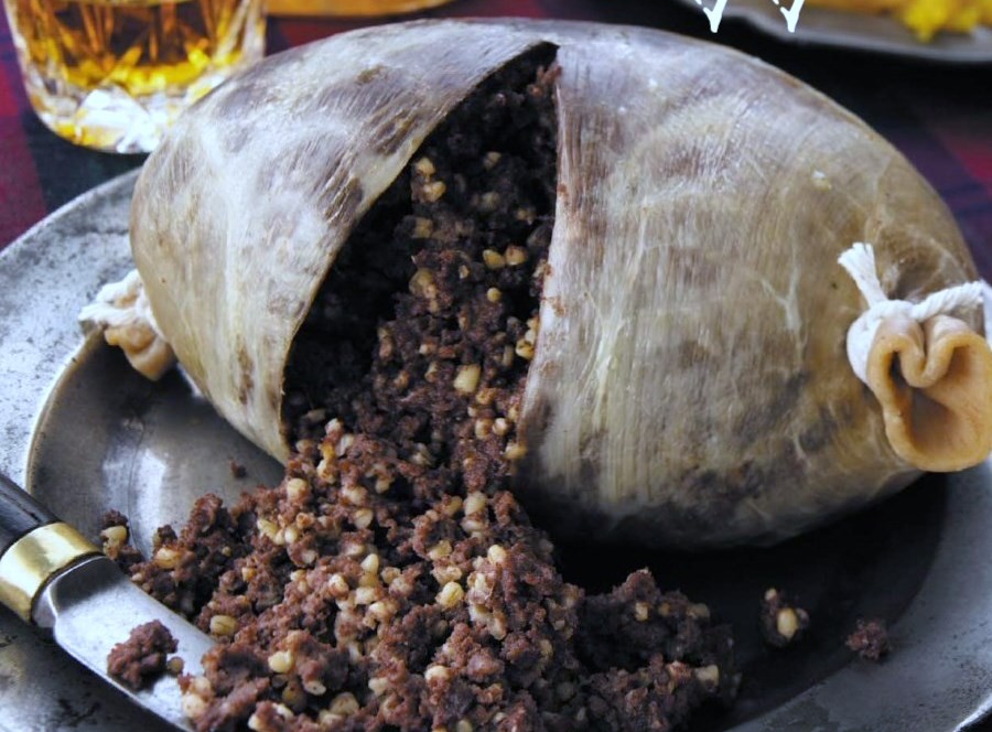 Haggis được đánh giá là một trong những  món ăn Giáng sinh, năm mới kinh dị nhất ở Scotland. Đây là món ăn cổ được làm từ các thành phần nội tạng của con cừu. Ảnh: Mashable.