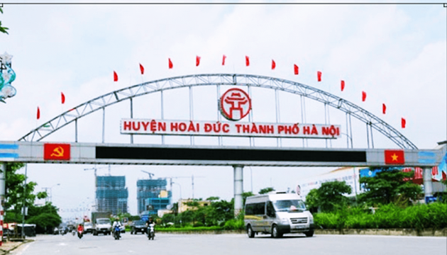  Huyện Hoài Đức: Phía Bắc giáp huyện Đan Phượng, phía Tây giáp huyện Quốc Oai, phía Nam giáp quận Hà Đông, phía Đông giáp 2 quận Nam Từ Liêm và Bắc Từ Liêm.  Hoài Đức trở thành một cửa ngõ quan trọng của thủ đô Hà Nội với nhiều tuyến giao thông quan trọng như Đại lộ Thăng Long, quốc lộ 32, các trục tỉnh lộ 442 và nhiều dự án như đường vành đai 4 và các khu đô thị.