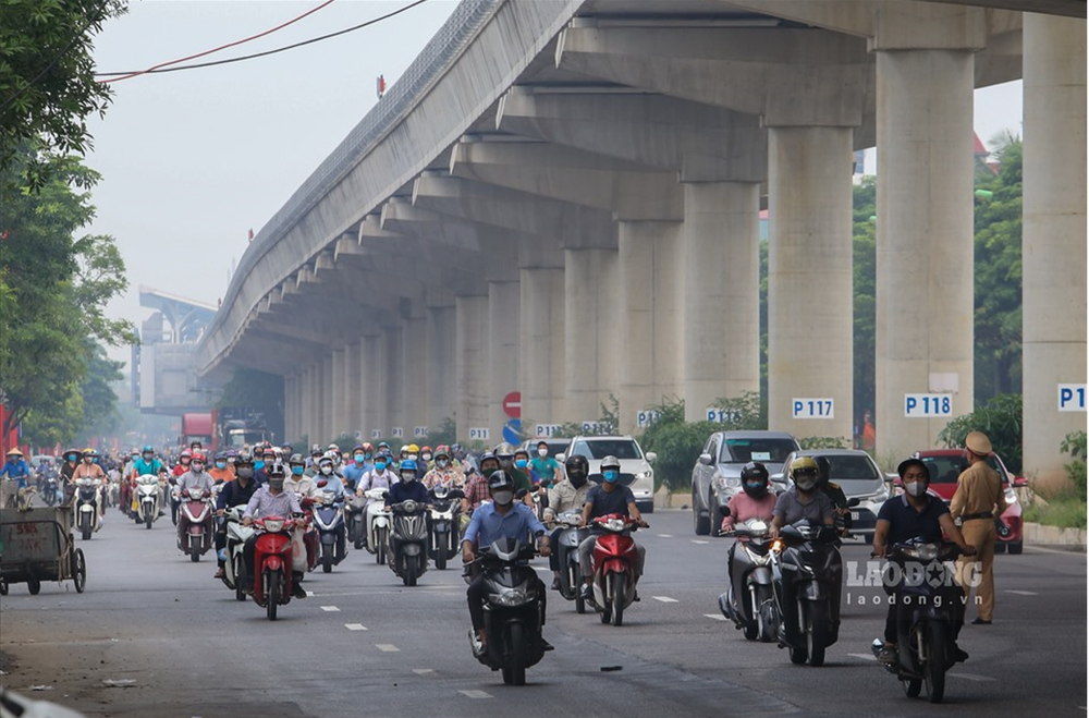 Ghi nhận tại khu vực chốt kiểm soát y tế hướng vào  "vùng đỏ" trên đường Cầu Diễn vào sáng nay (7/9), lượng người và phương tiện qua đây vẫn rất lớn. 