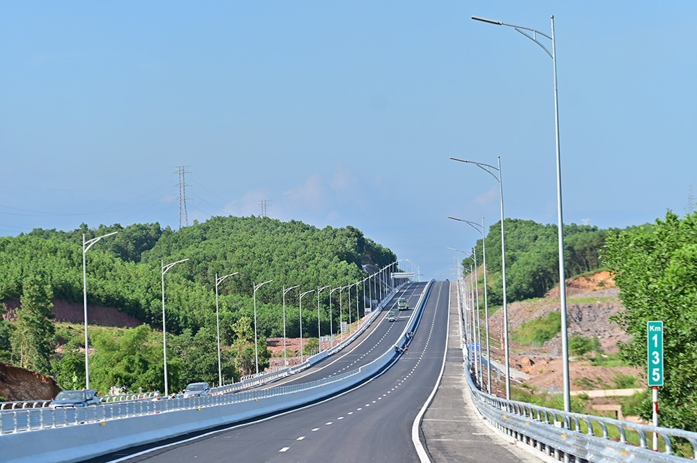 Ngày 1/9/2022, tuyến đường cao tốc Vân Đồn–Móng Cái, đoạn cuối cùng trong  tuyến đường cao tốc dài nhất Việt Nam gần 600 km từ Lào Cai tới Quảng Ninh chính thức được khánh thành. Đây là dấu mốc quan trọng của tỉnh Quảng Ninh khi xác lập thành tích là địa phương có tuyến cao tốc xuyên tỉnh dài nhất cả nước.