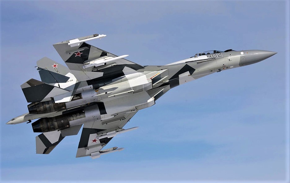 Được đưa vào trang bị từ năm 2014,  máy bay chiến đấu hạng nặng Su-35 hiện là loại có khả năng chiến đấu cao nhất, trong kho vũ khí của Không quân Nga và là phiên bản mới nhất, trong một loạt các phiên bản cải tiến có nguồn gốc từ Su-27 Flanker, được phát triển từ thời Liên Xô.