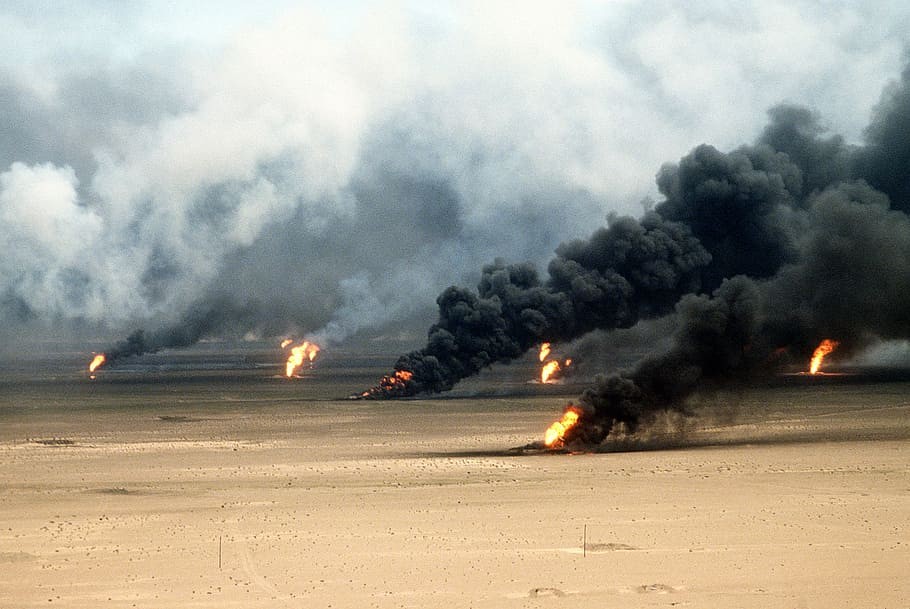 Khói đen bao phủ bầu trời Kuwait ngày 25/2/1991, do quân đội Iraq đốt cháy các giếng dầu của Kuwait trên đường rút lui, sau khi bị liên quân quốc tế đánh bại trong  Chiến tranh Vùng vịnh 1991.