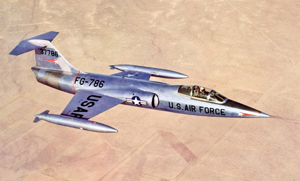  Máy bay chiến đấu F-104 Starfighter là chiến đấu cơ thế hệ 3 đầu tiên của Mỹ, bay thử lần đầu vào đầu năm 1956; với thiết kế thân máy bay hình tròn dài, mũi nhọn và đôi cánh mỏng, nhỏ. F-104 luôn là khuôn mẫu lý tưởng, của các nhà thiết kế máy bay, cho các game chiến tranh hiện nay.