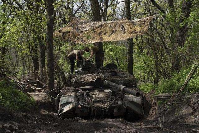 Hiện nay ba mặt trận lớn trên  chiến trường Ukraine cho thấy những diễn biến khác nhau, trên mặt trận Donetsk và Kharkov tương đối bình lặng, cả Nga và Ukraine đều không có hoạt động quân sự quy mô lớn.