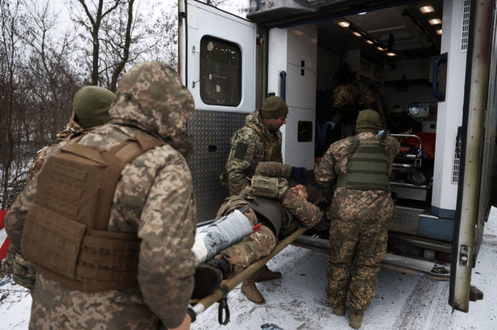 Theo hãng tin Anh Reuters, người phát ngôn  Quân đội Ukraine Sergei Cherevati ngày 14/3 cho biết, trong 24 giờ qua, tổng cộng 221 binh sĩ Nga đã thiệt mạng và hơn 300 người bị thương. Bộ Quốc phòng Nga cùng ngày cho biết, 500 quân Ukraine đã thiệt mạng tại khu vực Donetsk trong một ngày.