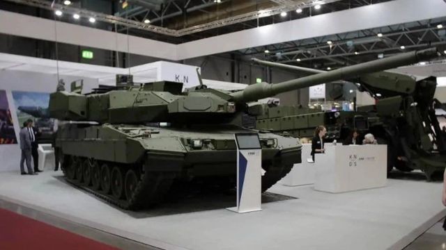 Năm ngoái, tại Triển lãm IDET 2023 ở Cộng hòa Séc, Công ty Krauss-Maffei Wegmann và Rheinmetall của Đức lần đầu tiên cho ra mắt phiên bản xe tăng nâng cấp mới nhất của dòng Leopard là 2A8.