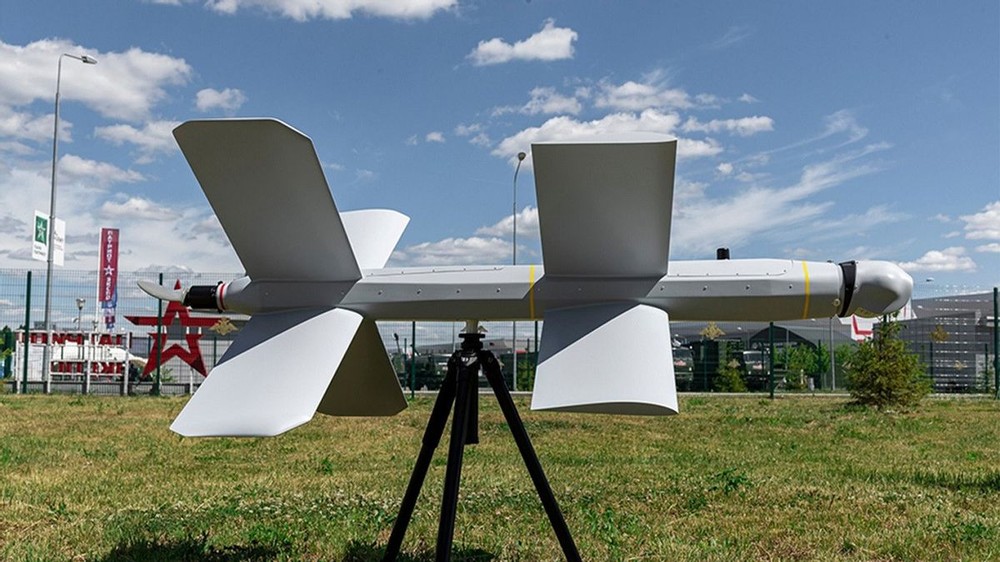 Trong những ngày đầu của xung đột Nga-Ukraine, hiệu suất hoạt động của  UAV tự sát Lancet của Nga ở dạng “trung bình”. Nguyên nhân trước hết, nó áp dụng điều khiển hoàn toàn thủ công và hình ảnh video mờ; tương đương độ phân giải của camera điện thoại di động vào thập niên 1990.