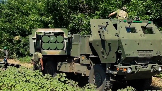 Mới đây, hệ thống tên lửa cơ động cao HIMARS của Mỹ viện trợ cho Ukraine, một lần nữa ghi thành tích trên chiến trường Ukraine, khi phá hủy hơn 10 trực thăng Nga trong một ngày. Khả năng tấn công tầm xa có độ chính xác cao của loại vũ khí này, đã phủ bóng đen rất lớn lên quân đội Nga. 