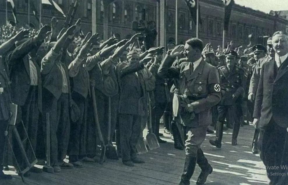 Có người có thể ghi tên vào lịch sử và được ghi nhớ mãi mãi, hiển nhiên  Adolf Hitler cũng thuộc về con người như vậy, nhưng ông ta đã khiến nhân dân toàn thế giới phải gánh chịu sự tàn phá của chiến tranh và đặc biệt là tội ác diệt chủng.