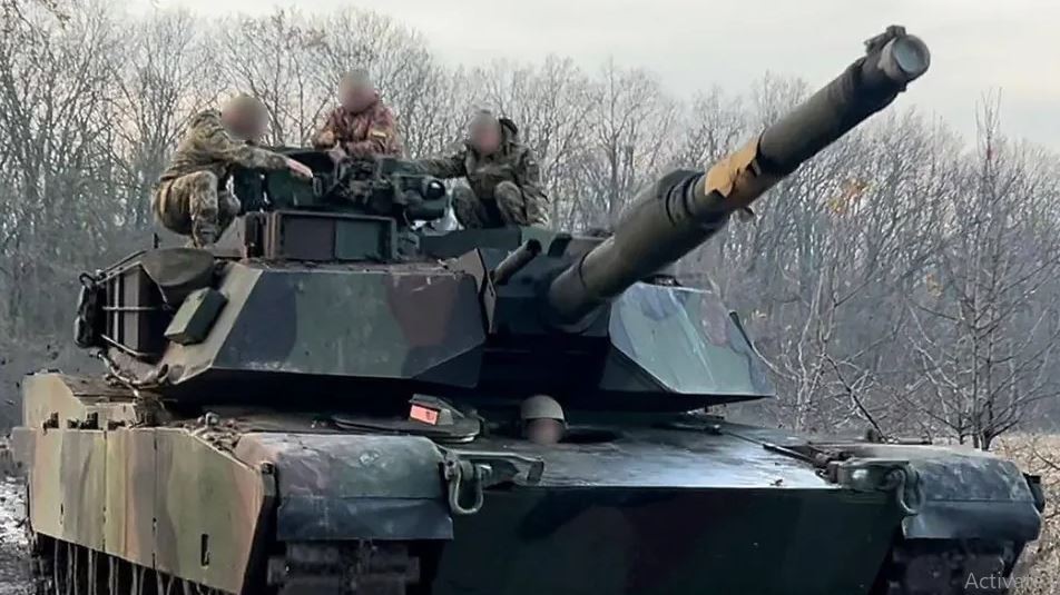  Xe tăng M1A1 Abrams do Mỹ cung cấp đã được Quân đội Ukraine đưa về phía sau chiến tuyến trong một thời gian dài. Khi mới nhận tăng Abrams, lãnh đạo Kiev hy vọng rằng, những “siêu tăng” này của phương Tây, sẽ giúp Quân đội Ukraine thay đổi cục diện chiến trường.