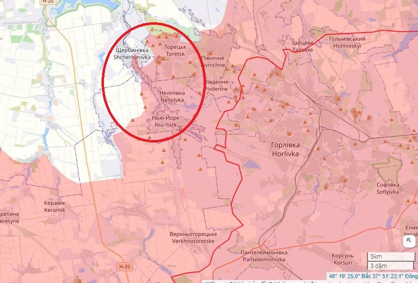 Bước sang năm 2025, trọng tâm  chiến trường Nga-Ukraine chuyển từ Kursk trở lại vùng Donbass. Quân đội Nga đã đạt được đột phá chiến lược trên nhiều mặt trận ở Donetsk. Thắng lợi lớn nhất của họ là ở thành phố Toretsk, nằm ở miền bắc tỉnh Donetsk, quân Nga gần như đã kiểm soát hoàn toàn pháo đài này, mở đường cho đợt tấn công tiếp theo.