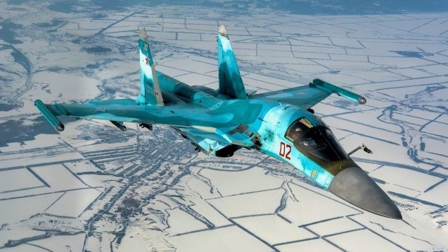 Su-34 là loại máy bay tiêm kích bom hai chỗ ngồi, hai động cơ, đã trở thành nền tảng của Không quân Nga (RuAF) trong các hoạt động quân sự đang diễn ra tại  Ukraine. Máy bay này được thiết kế cho nhiều nhiệm vụ khác nhau, bao gồm các cuộc tấn công chính xác vào các mục tiêu trên mặt đất và hỗ trợ trên không tầm gần, cho các lực lượng chiến đấu mặt đất.