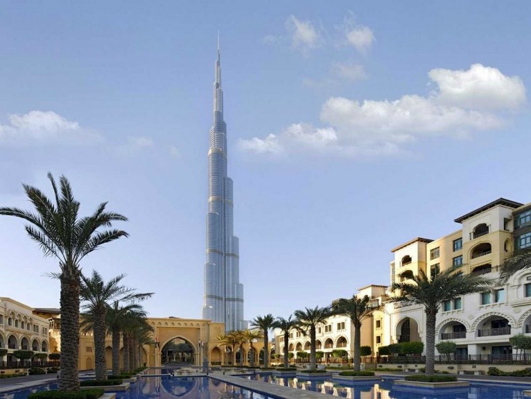 Tháp Burj Khalifa ở Dubai, thuộc Các tiểu vương quốc Ả rập Thống nhất được mệnh danh là tòa nhà cao nhất thế giới, với độ cao 828m. Tòa tháp chính thức khai trương hôm 4/1/2010. Trước đó, tháp có tên là Burj Dubai. Tuy nhiên, nó đã được đổi tên thành Burj Khalifa nhằm tôn vinh Tổng thống Các tiểu vương quốc Ả rập Thống nhất Sheikh Mohammed bin Zayed Al Nahyan.