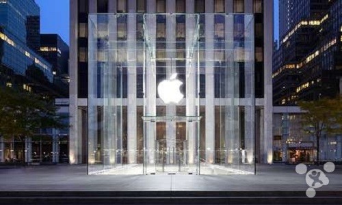 Top 1 - Store Fifth Avenue, New York: Fifth Avenue là  cửa hàng bán lẻ Apple được ưa chuộng nhất tại New York, bức tường kính khổng lồ vuông vắn trước lối ra vào tạo điểm nhấn cho store. 