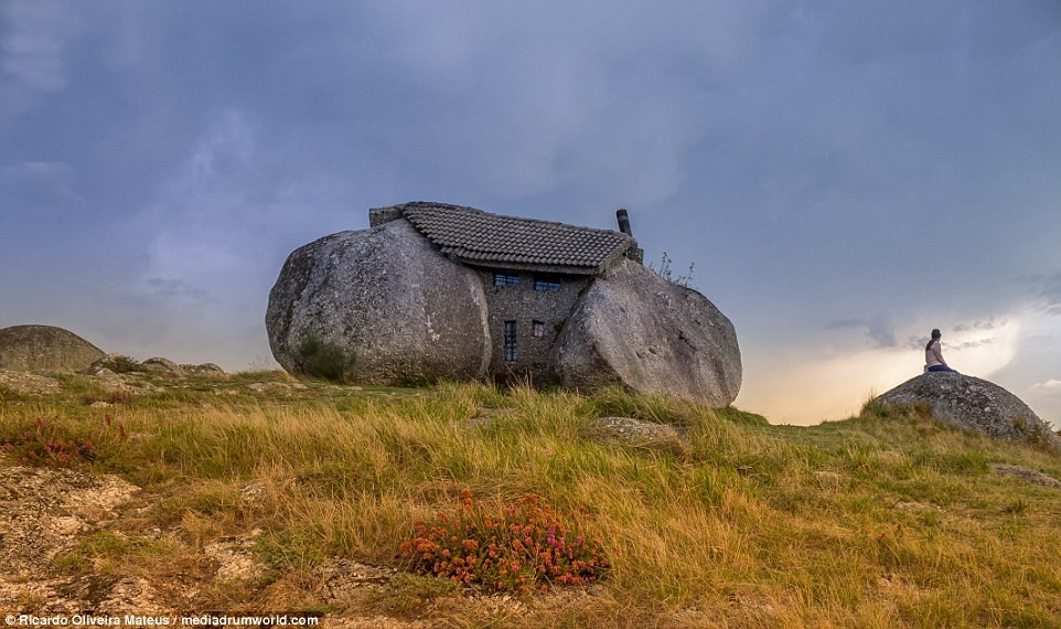 Được biết đến như là ngôi nhà đá, Casa do Panedo nằm tại Montanhas de Fafe, phía Bắc đất nước Bồ Đào Nha.