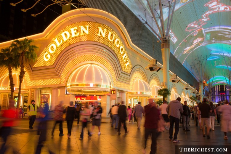 10. The Golden Nugget, Las Vegas Đây hoàn toàn có thể coi là  khách sạn độc đáo và vô cùng sang trọng. Dù khách sạn nằm gần trung tâm thành phố, nhưng những tiện nghi và cảnh quan bên trong mang đến cho du khách cảm giác như đang ở giữa đại dương. Tại đây có bể bơi The Tank là bể bơi dành cho những ai yêu thích cảm giác mạnh. Nằm trong lòng bể bơi là một bể kín trong suốt có thể tích 760 m3 nuôi các loài sinh vật biển, trong đó có cá mập. Và bạn sẽ được trượt trong đường ống dài 75 m đi xuyên qua bể đầy cá mập này. Bạn có thể qua đêm tại Golden Nugget với mức giá khởi điểm khiêm tốn chỉ 50 USD một đêm. 