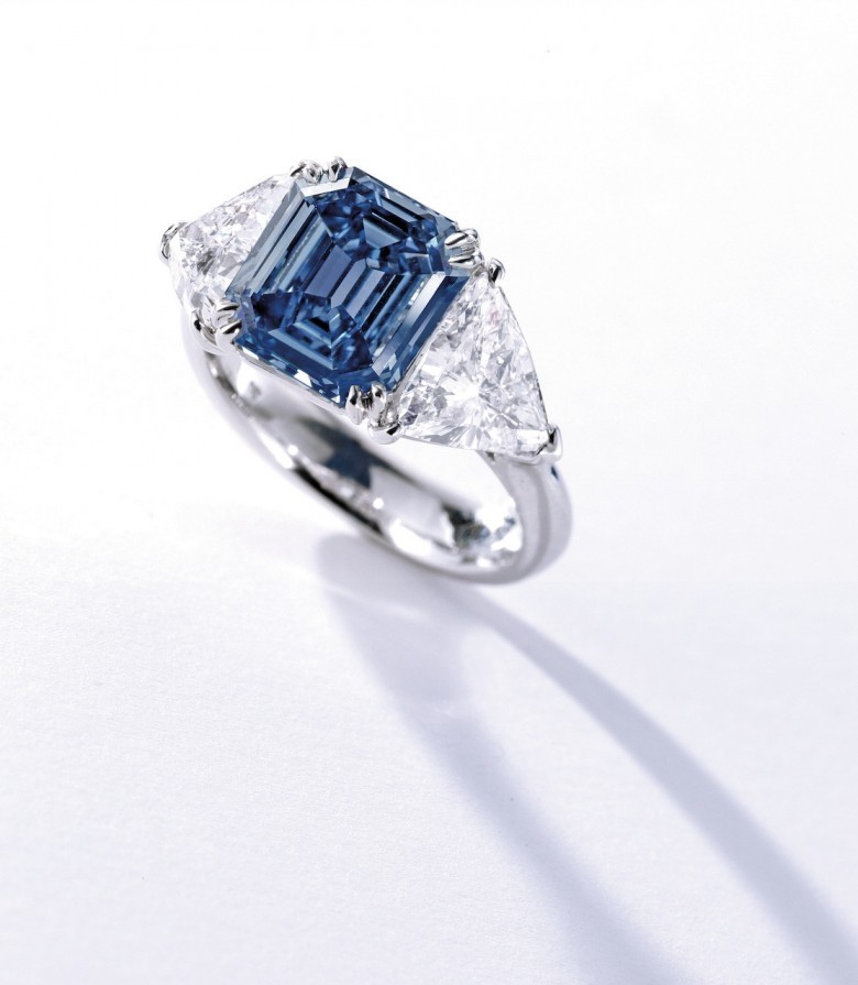 10. Blue Diamond Ring 10 triệu USD Viên kim cương xanh nặng 6.01 carat, được bao bọc bởi một viên kim cương màu hồng nhỏ ở hai bên. Nó được bán cho một nhà thầu vô danh tại cuộc đấu giá. Nó từng được đưa tới Hồng Công để bán đấu giá với dự kiến giá bán đầu khoảng 2,5 triệu USD. Trên thực tế, nó đã được bán ra với số tiền lớn gấp nhiều lần giá dự kiến ban đầu.